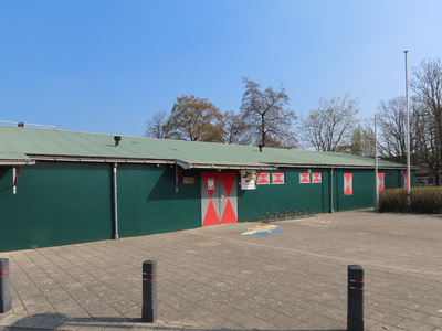 912616 Gezicht op de voorgevel van het clubgebouw van Scouting Hoograven (Verlengde Hoogravenseweg 225) te Utrecht. ...